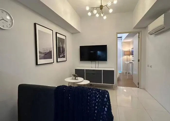 Chill Staycation Unit In Salcedo Makati With Balcony *