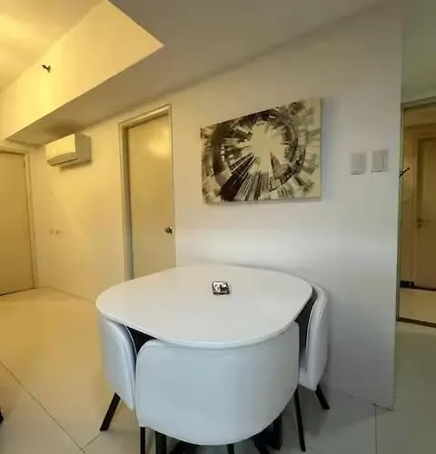 Chill Staycation Unit In Salcedo Makati With Balcony *